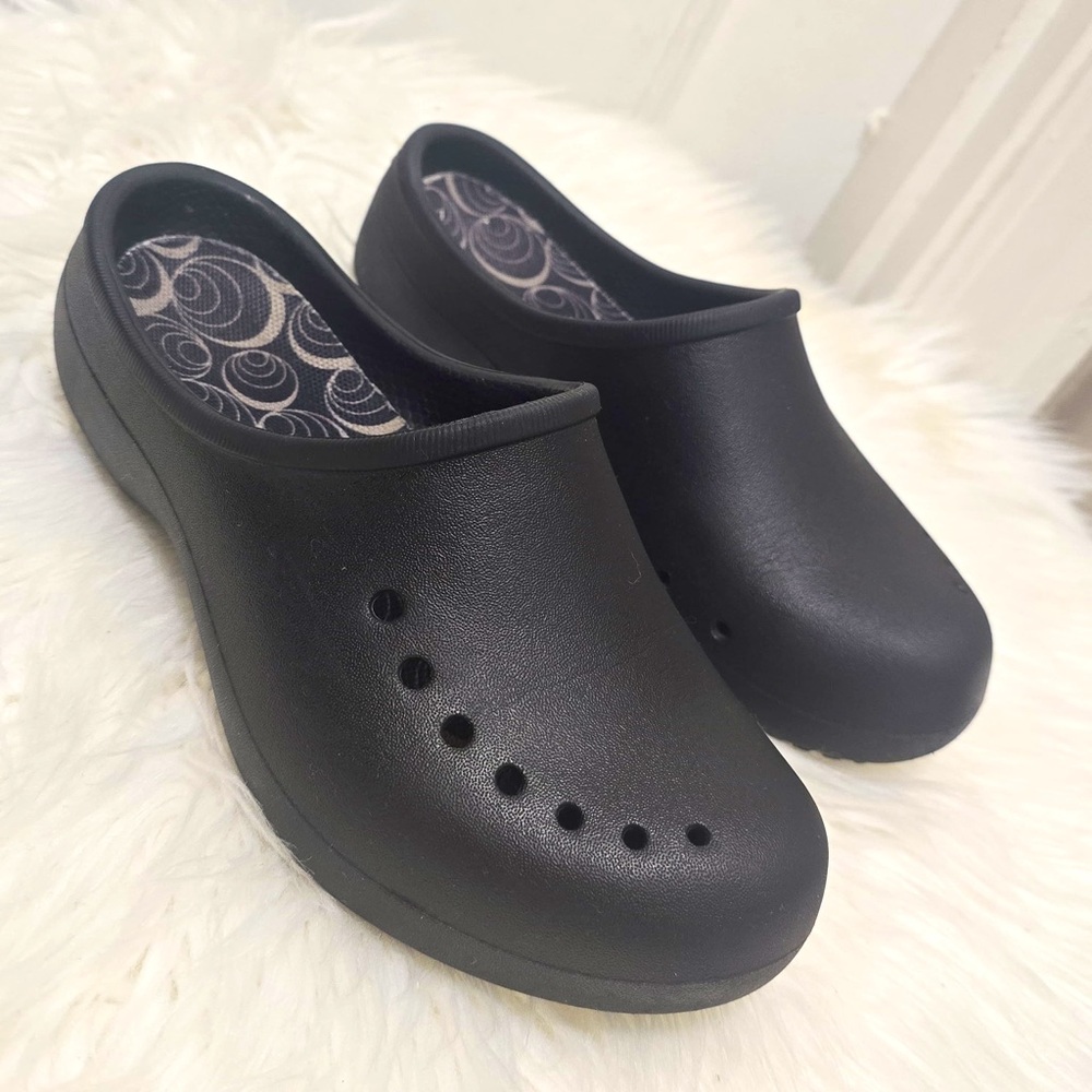 Black Crocs Tully slip-on mule clogs, made from Croslite material.